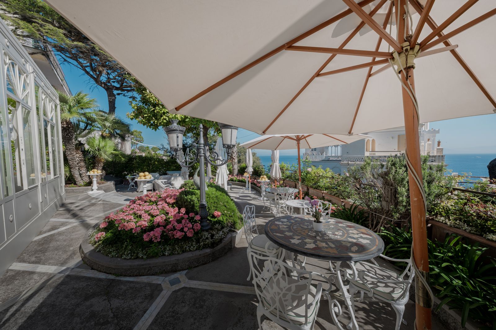 Pool Garden Bar, terrazza fiorita con vista
