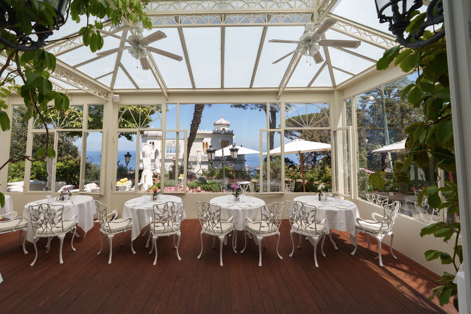 Veranda apparecchiata, vista sul golfo