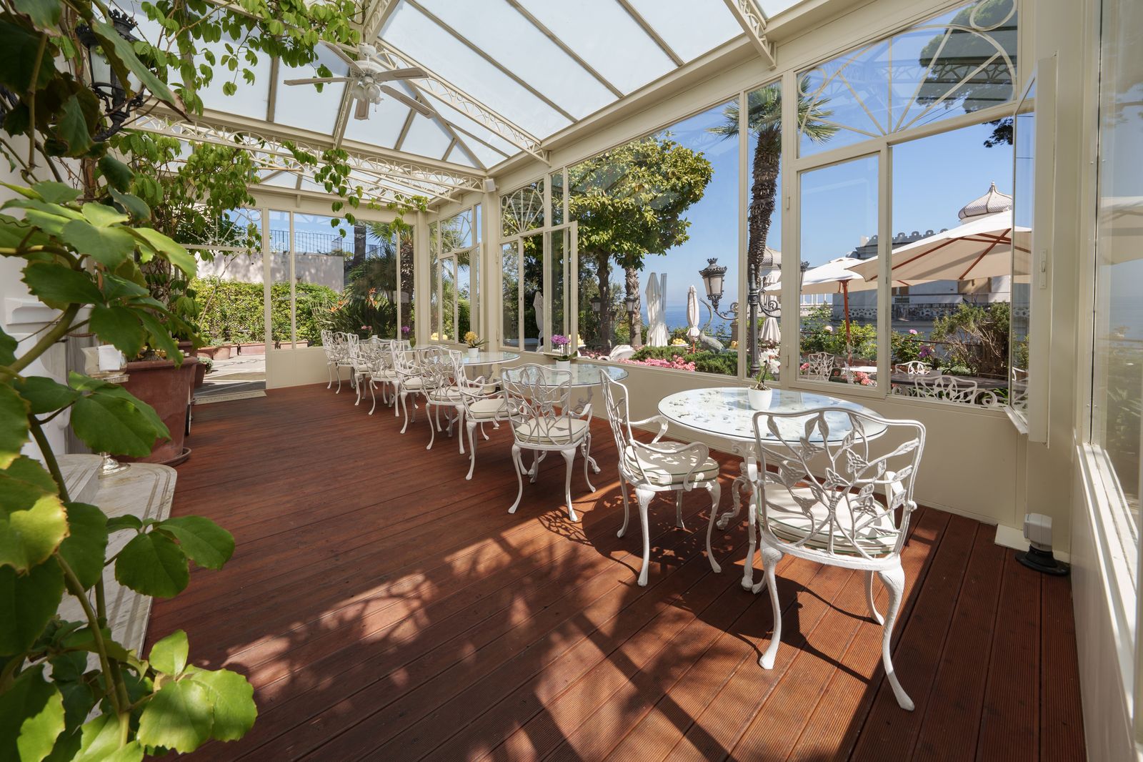 Pool Garden Bar, terrazza fiorita